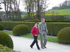 procházka zámeckou zahradou - Elisabeth a Fritz Stooss