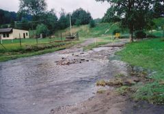 přepad Novoveského rybníka , poničená lávka a prostor u fotbalového hřiště
