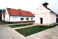 Nová Ves 1999, centrum obce, kovárna + kaplička, foto Ing. Ladislav Pouzar